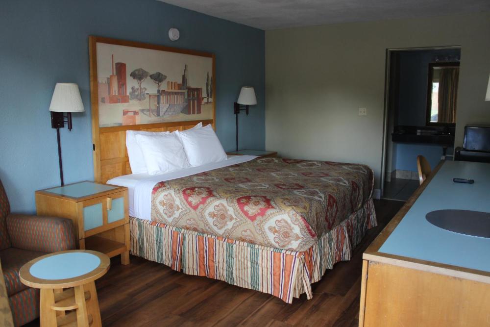 King Room - Non-Smoking interior