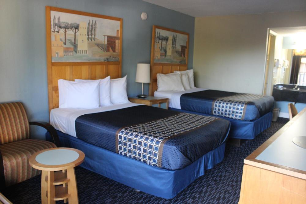 Deluxe Two Double Beds - Non-Smoking interior