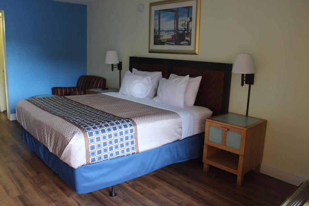 Deluxe King Room - Non-Smoking interior